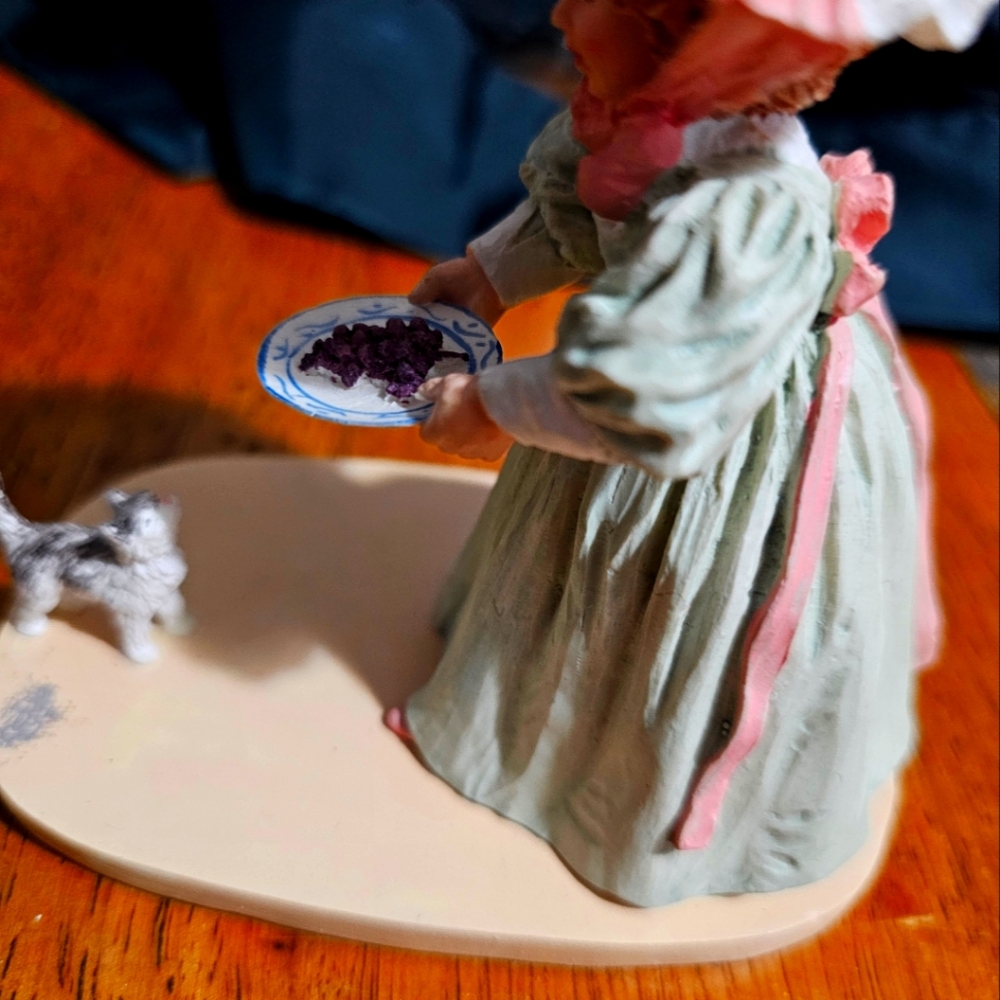 Vintage  Little  Figurine
